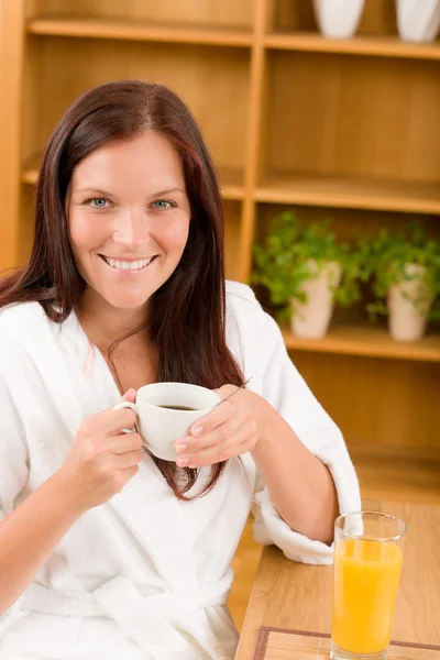 Frukost - leende kvinna med kopp kaffe — Stockfoto
