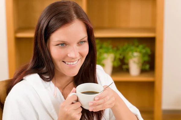 Colazione - Donna sorridente con tazza di caffè — Foto Stock