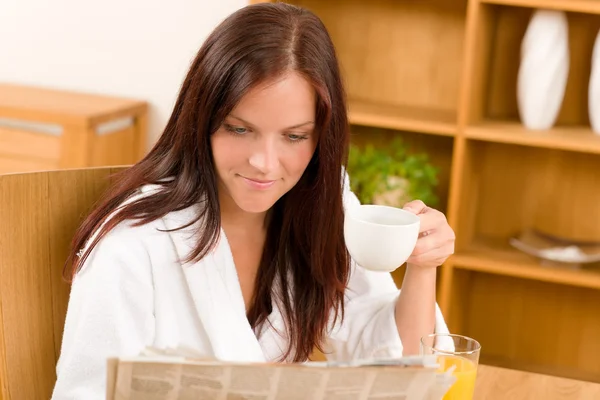 Snídaně na doma šťastná žena s kávou — Stock fotografie