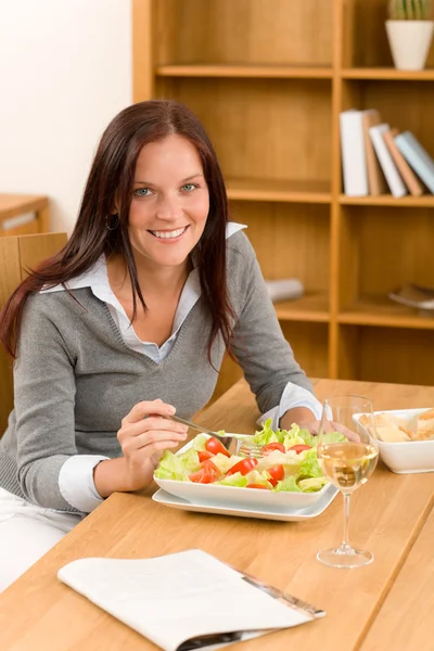 Otthon nő egészséges ebéd olvassa el a magazin — Stock Fotó