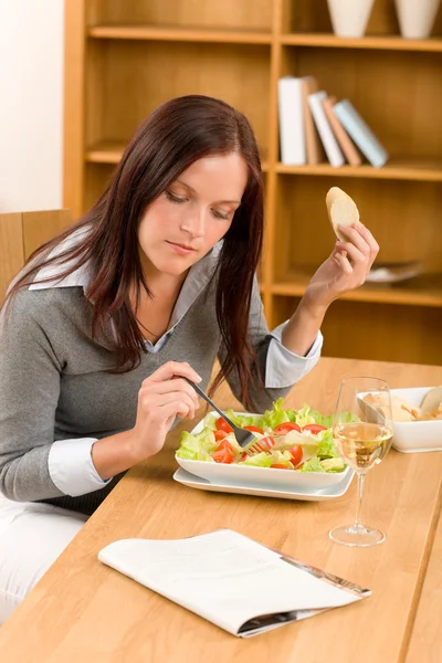 Здоровый обед на дому женщина читает журнал — стоковое фото