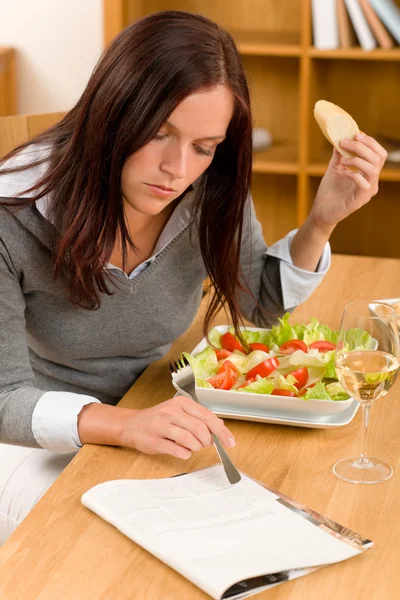 Almoço saudável em casa mulher ler revista — Fotografia de Stock