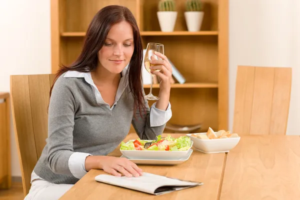 Zdrowy obiad w domu kobieta czytać magazyn — Zdjęcie stockowe