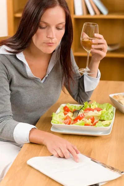 Almuerzo saludable en casa mujer leer revista —  Fotos de Stock