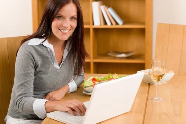 Strona główna roboczego lunchu uśmiechający się z laptopa — Zdjęcie stockowe
