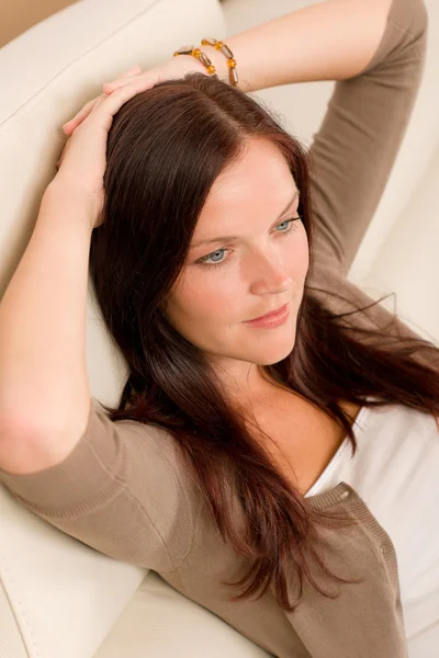 Atraktivní žena uvolnit obývacího pokoje kožená pohovka — Stock fotografie