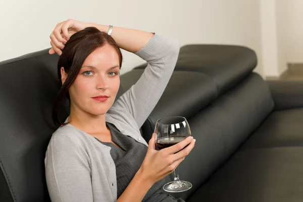 Elegante zakenvrouw zitten lederen sofa drinken wijn — Stockfoto