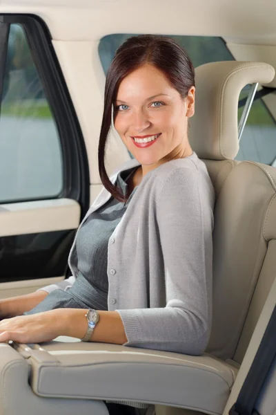 Managerin sitzt auf Rücksitz im Auto — Stockfoto