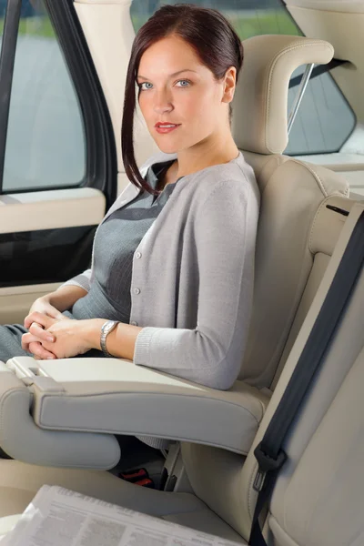 Executivo mulher gerente sentado no carro traseiro — Fotografia de Stock