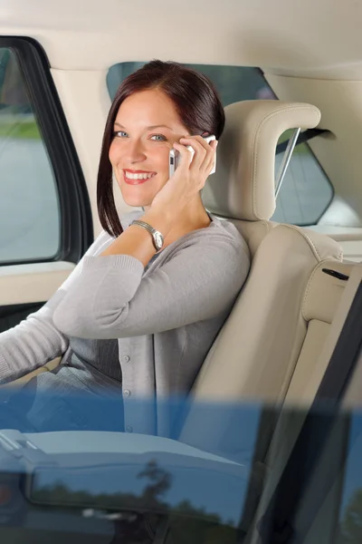 Výkonný podnikatelka sit auto zadní sedadlo volání — Stock fotografie