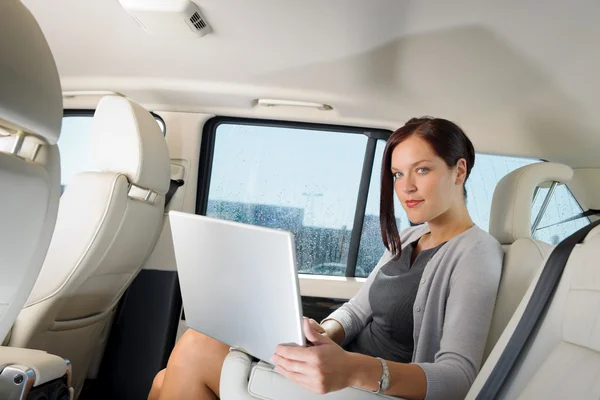 Výkonné podnikatelka fungovat zadní sedadlo automobilu notebooku — Stock fotografie