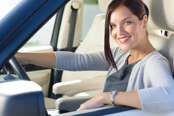 Empresária atraente dirigir carro de luxo sorrindo — Fotografia de Stock