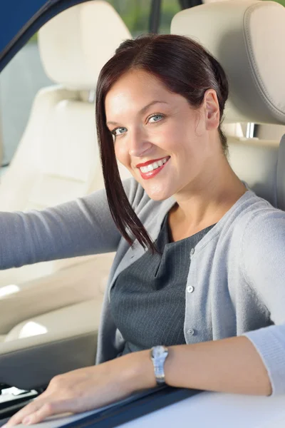 Attraktive Geschäftsfrau fährt lächelnd Luxusauto — Stockfoto