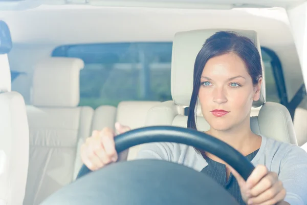 Attraente donna d'affari guidare auto di lusso sorridente — Foto Stock