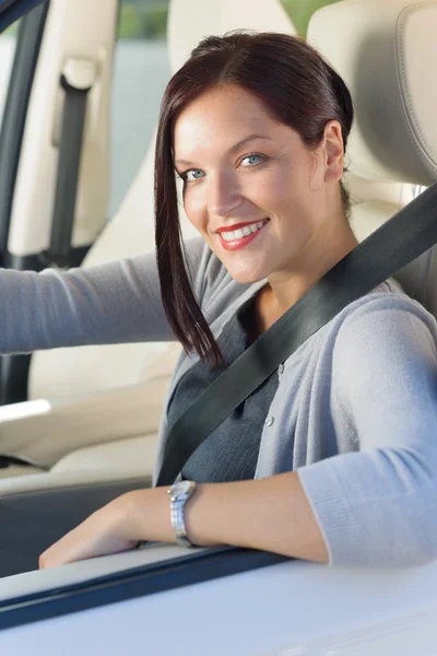 Приваблива бізнес-леді водити автомобіль класу люкс — стокове фото