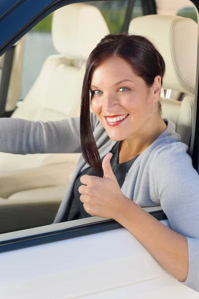 Attraktiva affärskvinna i lyx bil tummen upp — Stockfoto