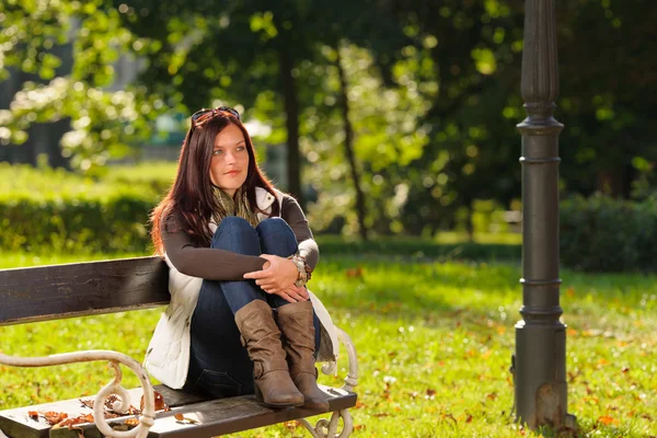 Herfst sunset park vrouw zittend op de Bank — Stockfoto