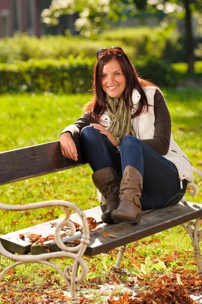 Höstens sunset park kvinna sitter på bänken — Stockfoto