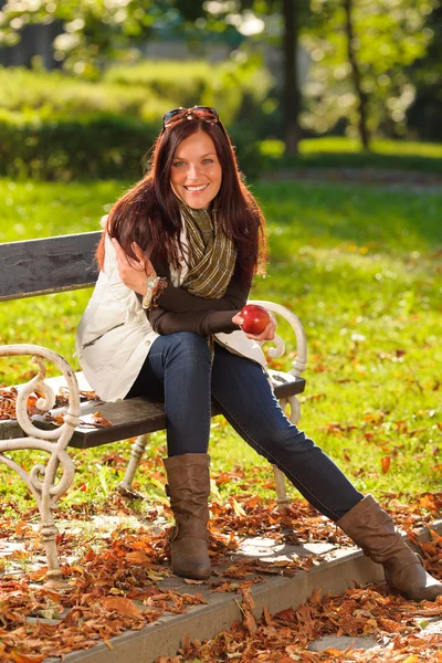 秋季有吸引力的女人吃苹果日落公园 — 图库照片