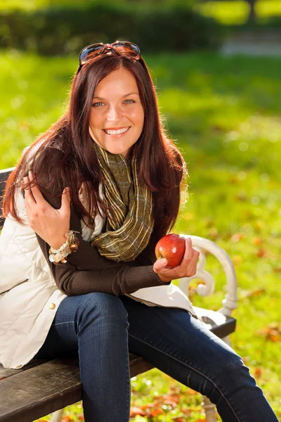 Autunno donna attraente mangiare mela tramonto parco — Foto Stock