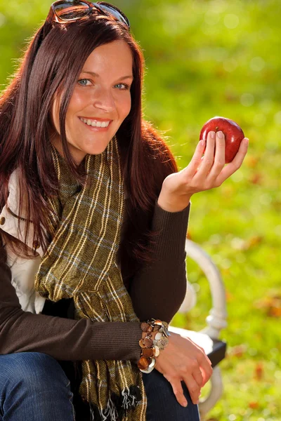 Sonbahar kadını çekici yiyin elma günbatımı park — Stok fotoğraf