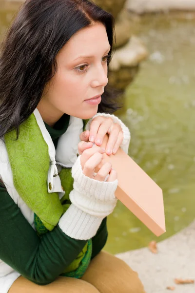 Осенний фонтан молодая женщина читала книгу — стоковое фото
