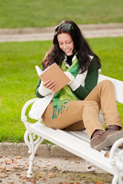 Herbstliche Parkbank junge Frau liest Buch — Stockfoto