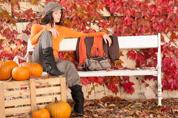 Banco del parque de otoño mujer joven con calabazas — Foto de Stock