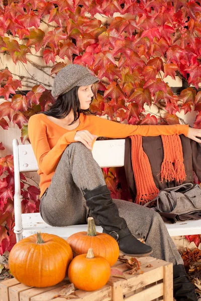 Banco del parque de otoño mujer joven con calabazas — Foto de Stock
