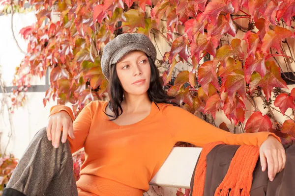 Podzimní park lavička mladá žena relaxační — Stock fotografie
