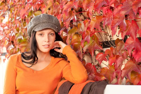 Herbstliche Parkbank junge Frau entspannt — Stockfoto