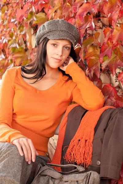 Herfst mode portret jonge vrouw ontspannen Bank — Stockfoto