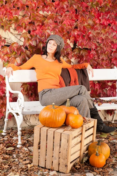 Autumn park bench young woman with pumpkins — Stock Photo, Image