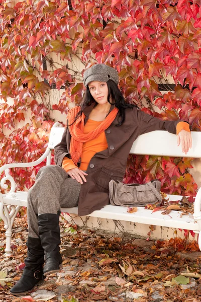 Otoño retrato de moda joven mujer relajarse banco —  Fotos de Stock