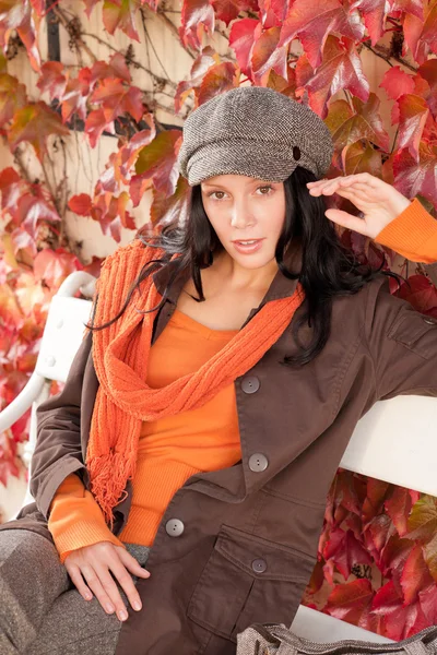 Őszi divat portré fiatal nő pihenjen a padon — Stock Fotó