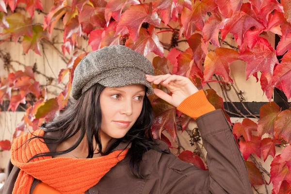 Herfst park Bank jonge vrouw ontspannen — Stockfoto