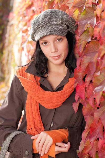 Осіннє листя портрет красивої жіночої моделі — стокове фото