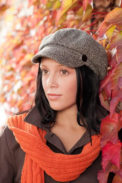 Güzel kadın modeli portresi sonbahar yaprakları — Stok fotoğraf