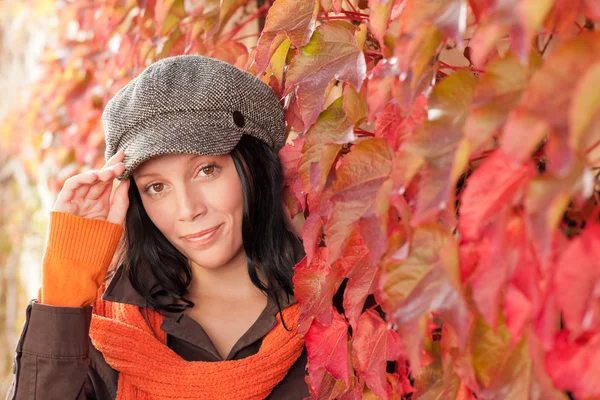 L'automne laisse le portrait d'un beau modèle féminin — Photo