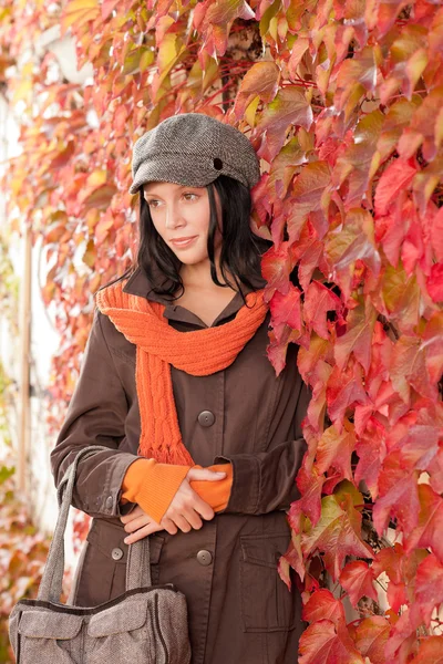 秋天的叶子美丽女模特的肖像 — 图库照片