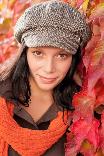 Güzel kadın modeli portresi sonbahar yaprakları — Stok fotoğraf