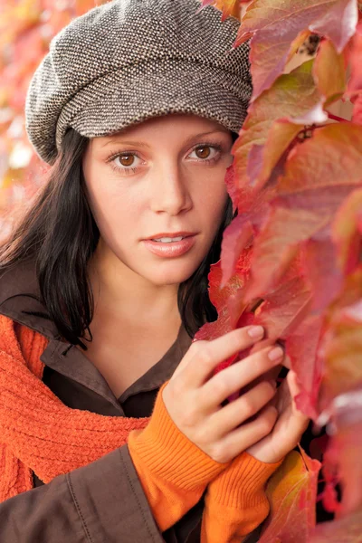 秋天的叶子美丽女模特的肖像 — 图库照片