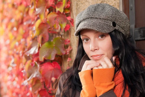 Őszi levelek gyönyörű női modell-portré — Stock Fotó