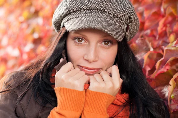 Осенние листья портрет красивой женщины модели — стоковое фото