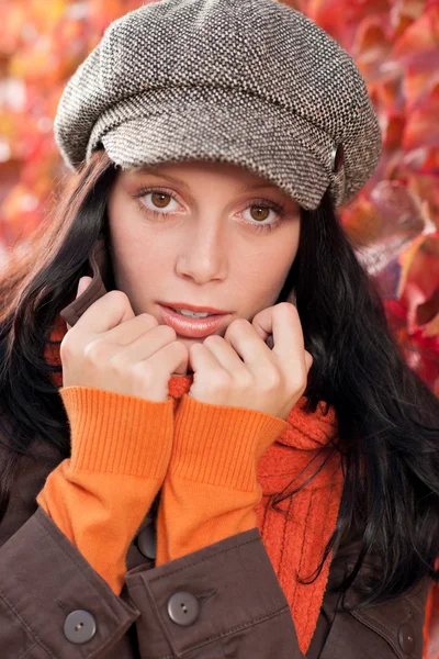 Portrait d'automne mignon modèle féminin visage gros plan — Photo