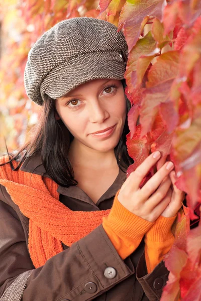 Őszi levelek gyönyörű női modell-portré Stock Kép
