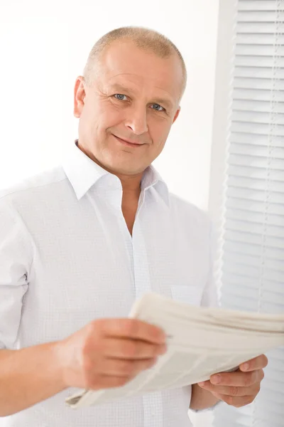 Uomo d'affari anziano felice leggere giornali ritratto — Foto Stock