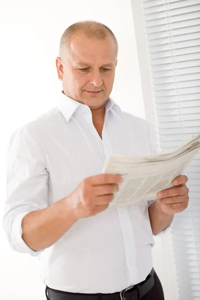 シニア ・ ビジネスマン幸せ読む新聞の肖像画 — ストック写真