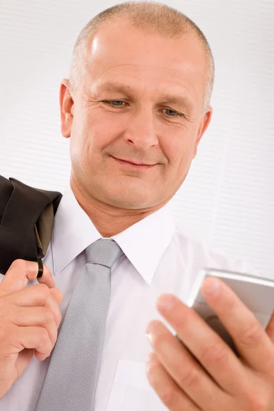 Volwassen zakenman houden telefoon close-up portret — Stockfoto