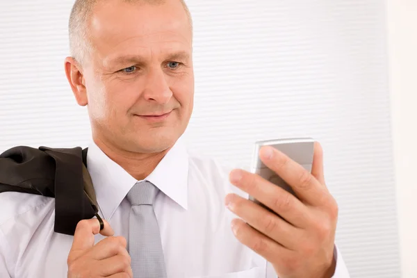Volwassen zakenman houden telefoon close-up portret — Stockfoto